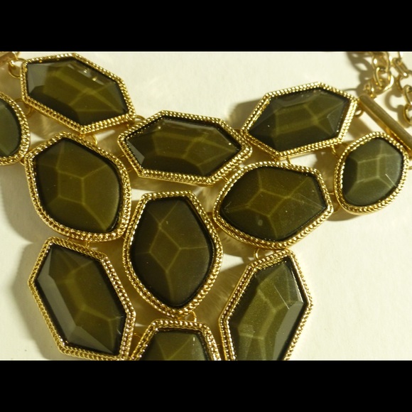 Gold deep green statement neckless - Picture 3 of 9